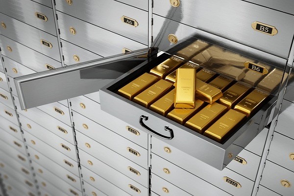 خرید طلا یا سرمایه‌گذاری پول در بانک